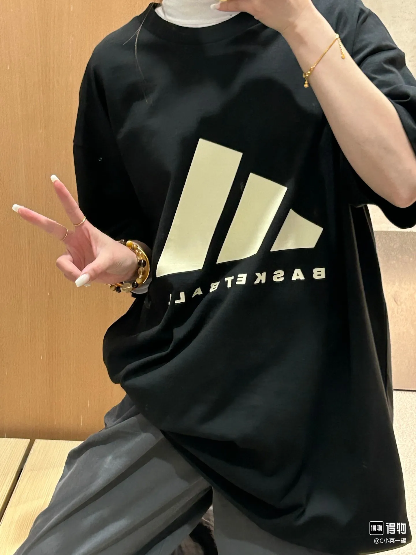 ：KK 10 Originals × T Same Style ： 1.320g ，100% ， ， ， 。 2. ， ， ， ， ！ 3. ， ， ， 。 4. ， Breathable ， Quality 。 ： ， 。 “Daily Log : Relarda” ，“goodday Hows your weather?” ， 。 ， ， 。 ：Black、White Size ：S-XL